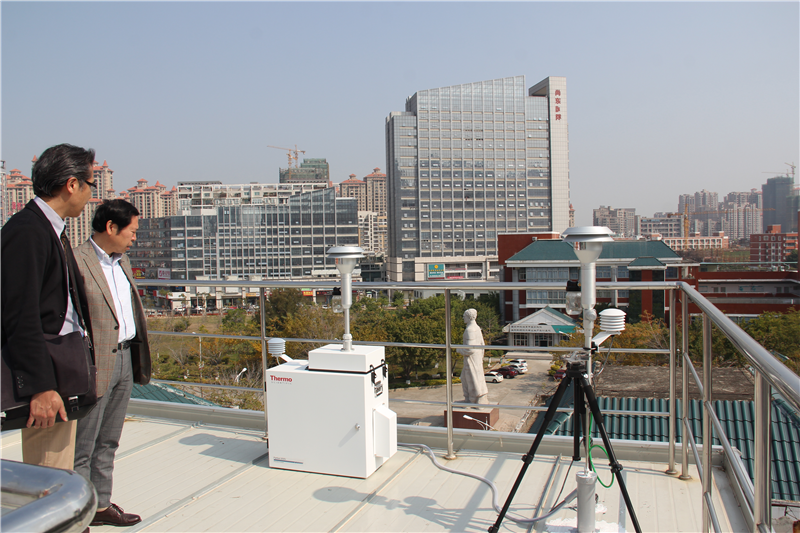 参观pm2.5监测基站